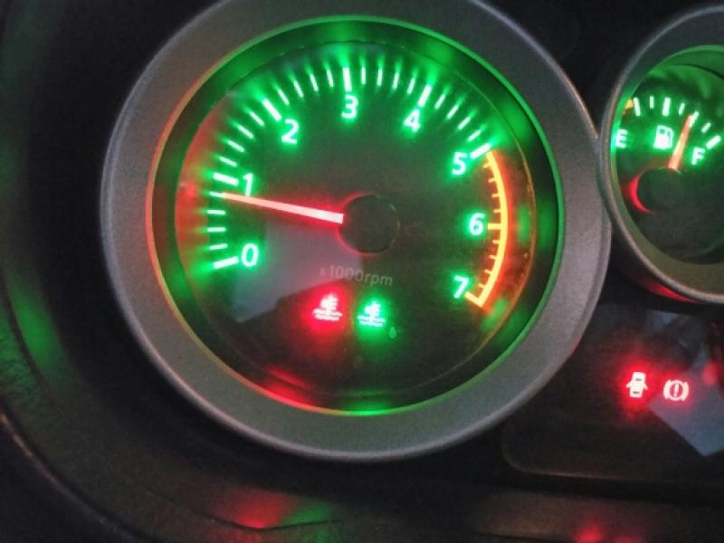 汽车仪表盘绿色指示灯图片